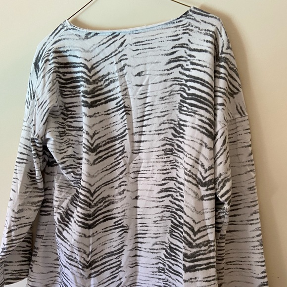 Zebra print lightweight  sweatshirt - Picture 2 of 6